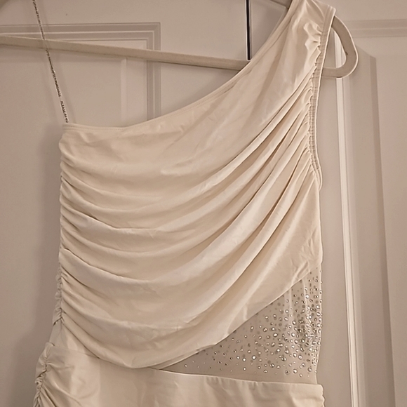 NWOT Bathing Suit. Cream Carmen Marc Valvo One Piece Off the Shoulder. Sz 10. - Picture 3 of 4